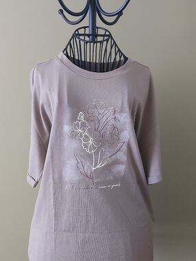 NWT, Floral Embroidered Short-Sleeve Tee in Khaki Color.Suze M/L